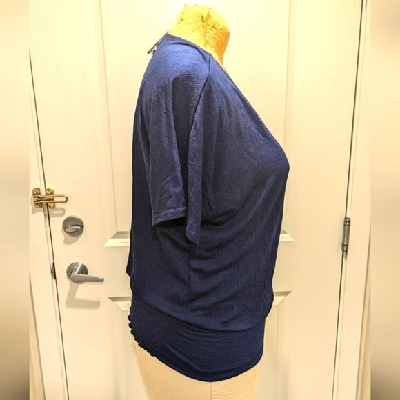 NWT Love & Legend 1X Navy Blue Ruched Back V-Neck Top - Picture 3 of 9